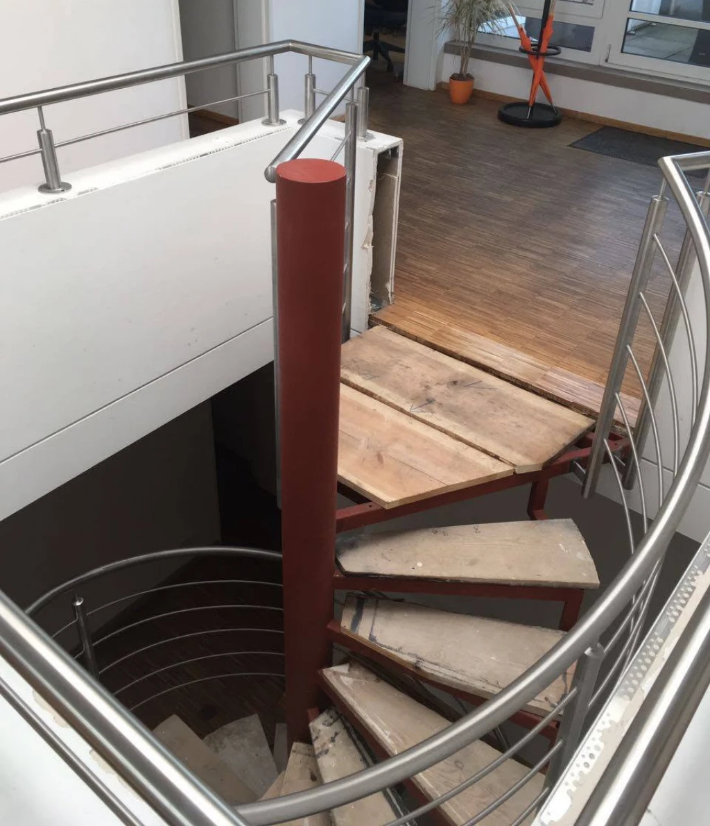 Einbau der neuen Wendeltreppe